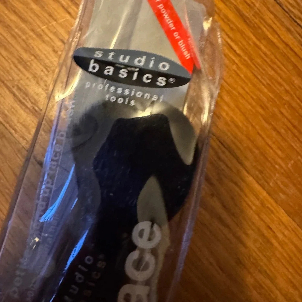 $3 BUNDLE ITEM NWT Studio Basics Petite Stand Up Face Brush 100% Natural Hair